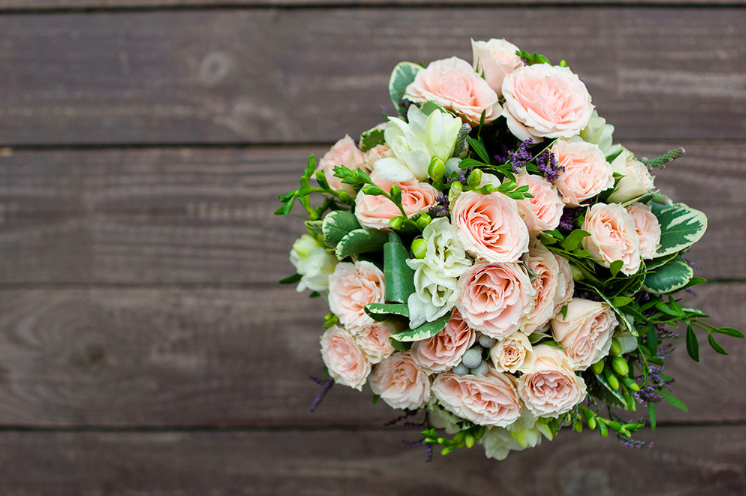 какие цветы дарят на свадьбу молодым гости